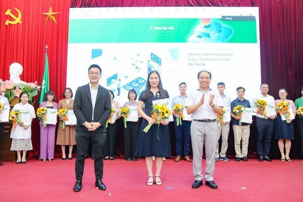 Giải Nhất được trao cho tác giả Trịnh Thị Thắm - đại diện nhóm tác giả Phòng Tổ chức nhân sự Traphaco CNC