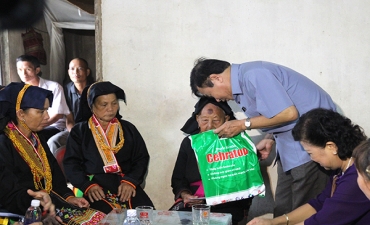 Traphaco tặng quà người cao tuổi Quảng Ninh trong chương trình:“Tháng hành động vì người cao tuổi”
