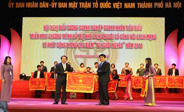 Traphaco nhận cờ thi đua của Chủ tịch UBND thành phố Hà Nội