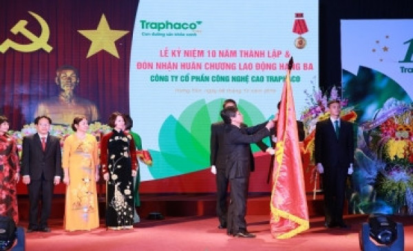 Traphaco công nghệ cao nhận Huân chương lao động Hạng 3 nhân dịp kỷ niệm 10 năm thành lập