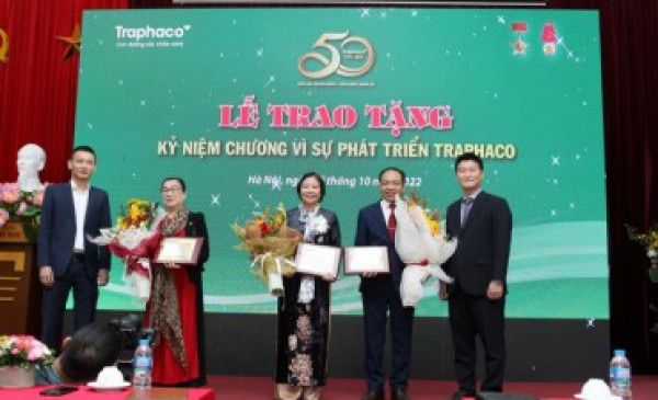 Lễ trao tặng Kỷ niệm chương “Vì sự phát triển Traphaco”