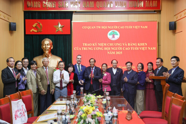 Trung ương Hội Người cao tuổi Việt Nam vinh danh những đóng góp của Traphaco trong chương trình phối hợp chăm sóc sức khỏe người cao tuổi