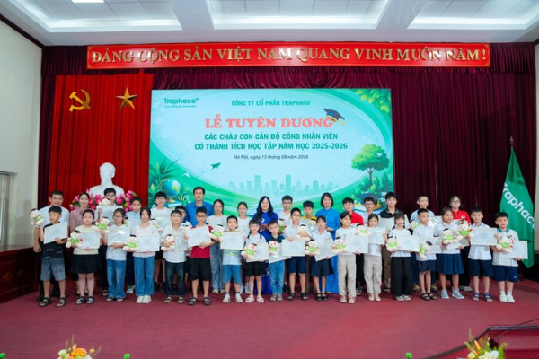 Traphaco tuyên dương con cán bộ nhân viên có thành tích học tập năm học 2025-2026