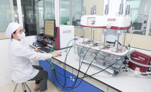 Traphaco & Traphaco Hưng Yên nhận giấy khen của Viện Kiểm nghiệm thuốc Trung ương