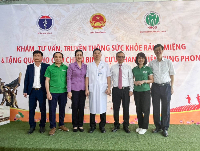 Ông Trần Túc Mã - Bí thư Đảng ủy, Tổng Giám đốc Traphaco & bà Trần Thị Anh Phương - Chủ tịch Công đoàn, Trưởng phòng Kinh doanh miền Bắc chụp ảnh cùng lãnh đạo, đại biểu tham gia chương trình