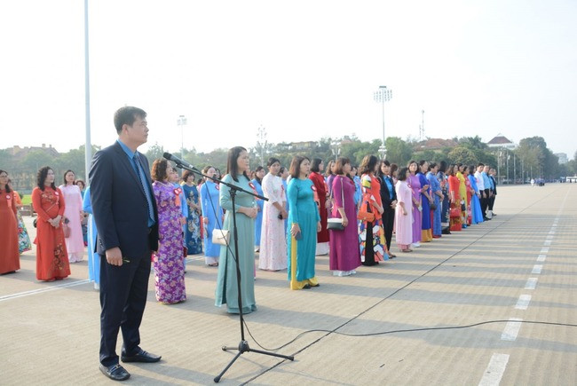 Đoàn đại biểu làm lễ báo công và vào lăng viếng Chủ tịch Hồ Chí Minh