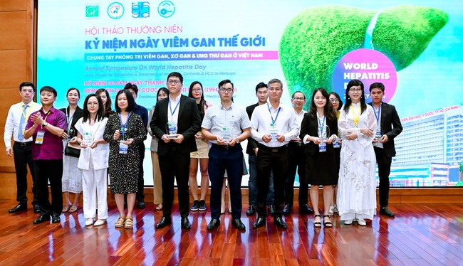 Ông Nguyễn Quốc Hưng – Giám đốc ETC khu vực miền Nam, Công ty cổ phần Traphaco đại diện Công ty nhận kỷ niệm chương nhà tài trợ