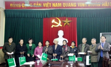 Traphaco đồng hành cùng Báo điện tử Đảng Cộng sản Việt Nam tặng quà cho các gia đình chính sách