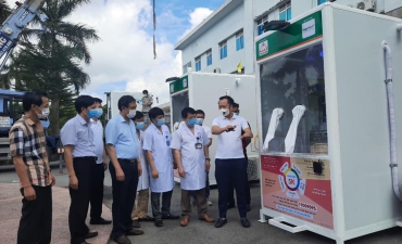 Continuing to donate heat-resistant COVID-19 sampling chambers to Bac Giang, Bac Ninh and Thai Binh